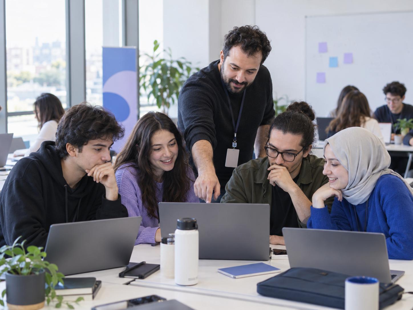 Skillcamp bootcamp sınıfında birlikte çalışan katılımcılar ve eğitmen