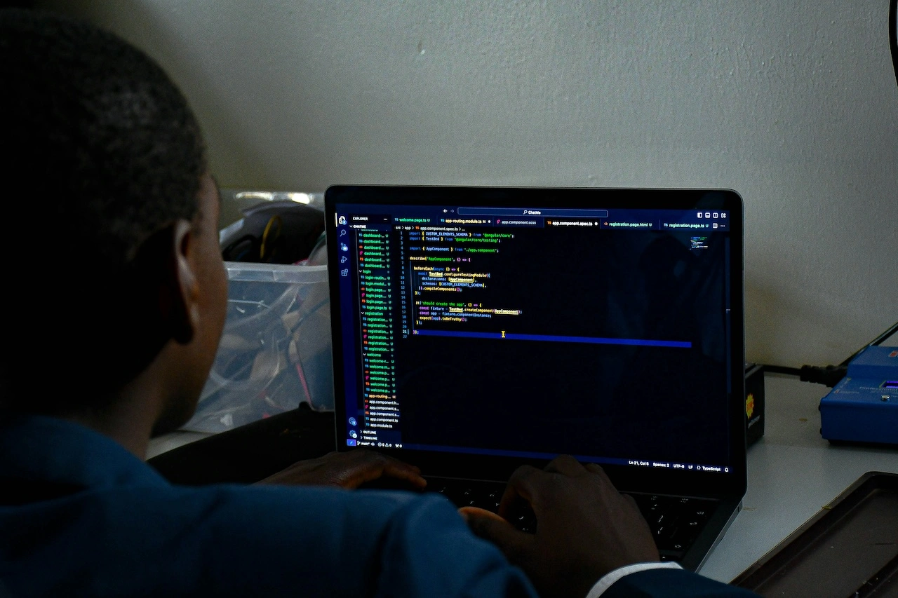 JavaScript vs Python: Hangi Programlama Dili Kariyerin için Daha Uygun ...